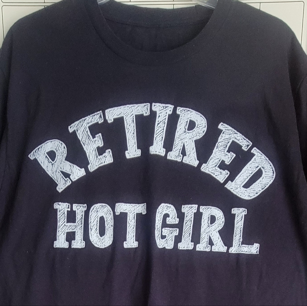 Retired Hot Girl T-Shirt Size L - Picture 2 of 2